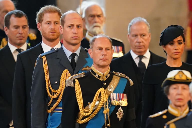 Peter Phillips, el príncipe Harry, el príncipe Guillermo, el duque de Gloucester, el príncipe Eduardo, el conde de Snowdon, Meghan, la duquesa de Sussex y la princesa Ana siguen al grupo de portadores que llevan el féretro de la reina Isabel II a Westminster Hall, Londres, el miércoles 14 de septiembre de 2022.