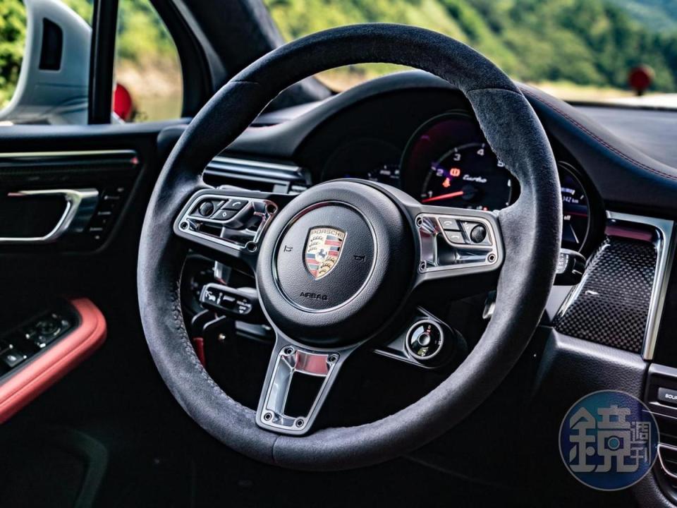 以Alcantara麂皮包覆、並具備加熱功能的GT跑車式方向盤則是源自911內裝的設計基因。