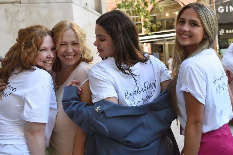 Andrea y su hija Anna Chiara lucieron remeras con el nombre de los novios y la fecha del casamiento estampada, como un recuerdo del emotivo momento