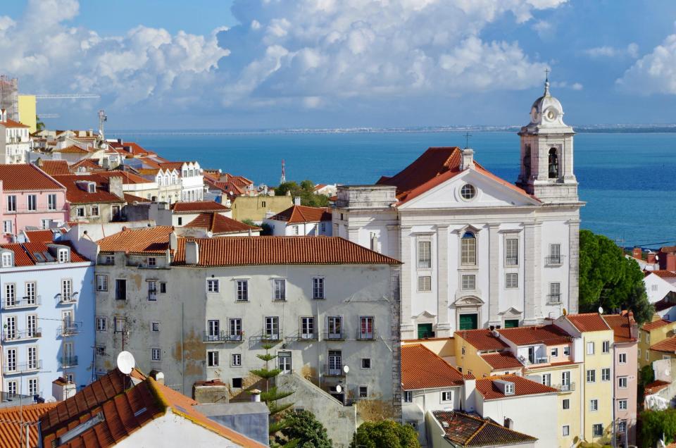 Lissabon ist bekannt für seine historische Altstadt – und die schweißtreibenden Spaziergänge entlangd der hügeligen Straßen. - Copyright: Emmanuel HENAFF / pexels