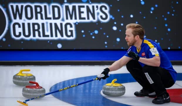 Sweden skip Niklas Edin, shown in this April 6 file photo, will be back in action at the men's world curling championships playoffs in Calgary following the tournament halting play for COVID-19 testing. (The Canadian Press - image credit)
