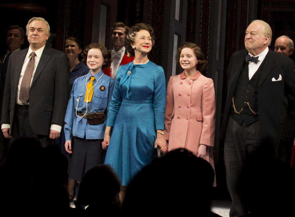 ARCHIVO- Richard McCabe, de izquierda a derecha, Sadie Sink, Helen Mirren, Elizabeth Teeter, y Dakin Matthews en el escenario en la función inaugural de la obra de Broadway "The Audience" en Nueva York el 8 de marzo de 2015. (Foto Greg Allen/Invision/AP, archivo)