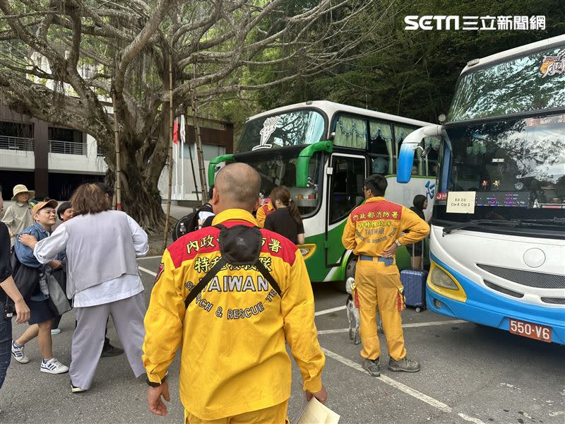 200名留置天祥晶英酒店的遊客及員工搭乘接駁車離開。（圖／翻攝畫面）