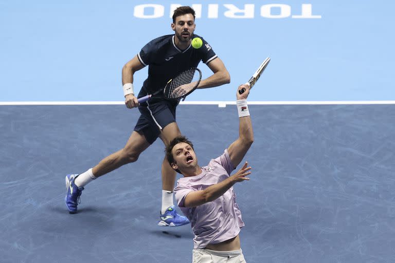 Marcel Granollers defiende, Horacio Zeballos ataca; en el cierre de una magnífica temporada, el español y el argentino quedaron eliminados en las semifinales del Torneo de Maestros, frente a Pierre-Hugues Herbert y Nicolas Mahut en Turín.