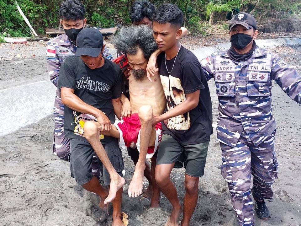 Un hombre siendo evacuado