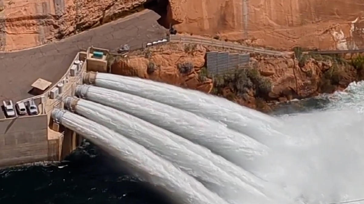 Glen Canyon Dam Releases Water 3564