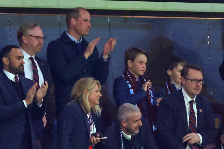 El príncipe Guillermo y su hijo George en un partido del Aston Villa.