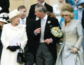 ARCHIVO - En esta fotografía del sábado 9 de abril de 2005, la reina de Gran Bretaña Isabel II habla con el príncipe Carlos, junto a su esposa Camila, duquesa de Cornualles, mientras salen de la Capilla de San Jorge en Windsor, Inglaterra, luego de la bendición de su ceremonia de boda civil. (AP Foto/ Alastair Grant, Pool, Archivo)