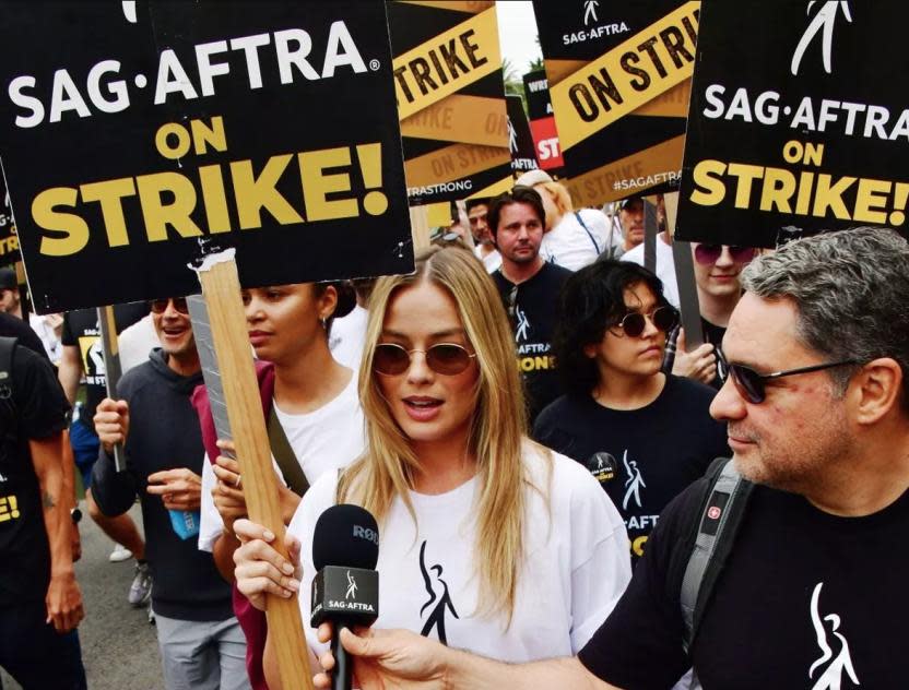 Margot Robbie en la Huelga de SAG-AFTRA (Crédito: London Entertainment)