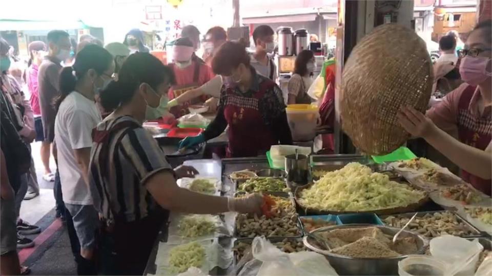 台南春捲名店 連假第一天大排長龍蔚為奇觀