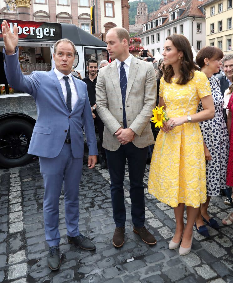 Zum floralen Jacquard-Kleid von Designerin Jenny Peckham kombiniert die Herzogin nudefarbene Wedges. (Bild: GettyImages/Chris Jackson)