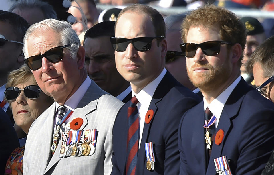 ARCHIVO - De izquierda a derecha, el prpincipe Carlos de Inglaterra y sus hijos, los príncipes Guillermo y Enrique, durante una ceremonia por el centenario de la Batalla de Vimy Ridge, en Vimy, Francia, el 9 de abril de 2017. (Philippe Huguen/Pool Photo vía AP, archivo)