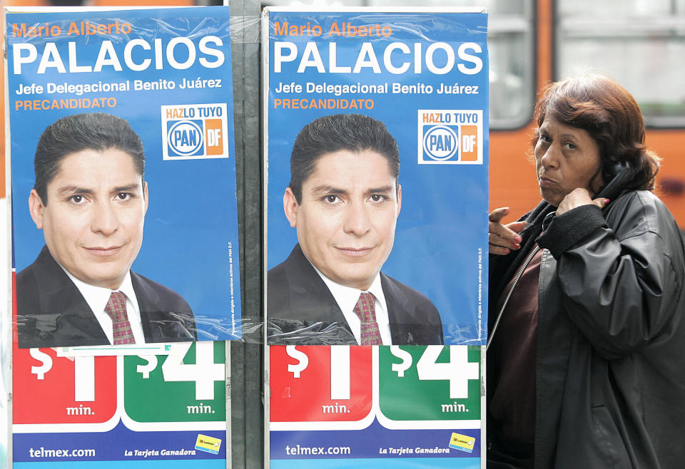 Propaganda en una cabina telefónica en 2006, de Mario Alberto Palacios, entonces precandidato a jefe delegacional de la Benito Juárez. (LUIS ACOSTA/AFP via Getty Images)