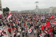 <p>Dimanche, brandissant des drapeaux blanc et rouge, l'étendard de la contestation, une foule immense était réunie sur la place et l'avenue de l'Indépendance de Minsk. </p>