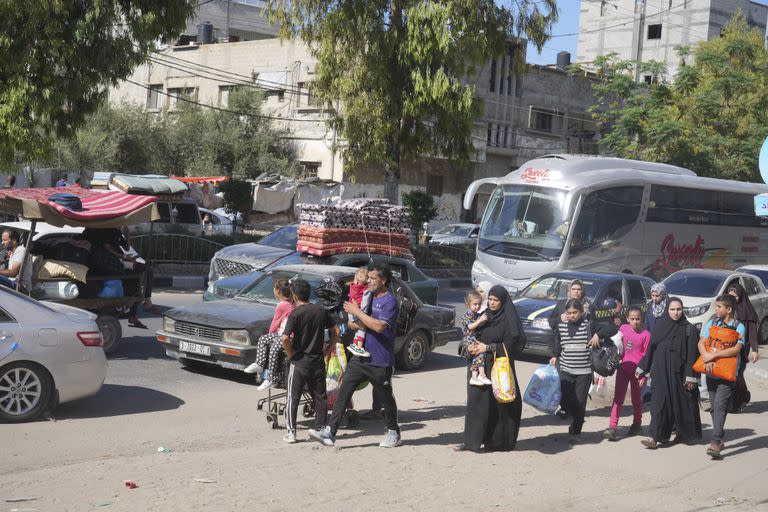 Palestinos se dirigen al sur de la Franja de Gaza tras el ultimátum de Israel. (AP/Hatem Moussa)