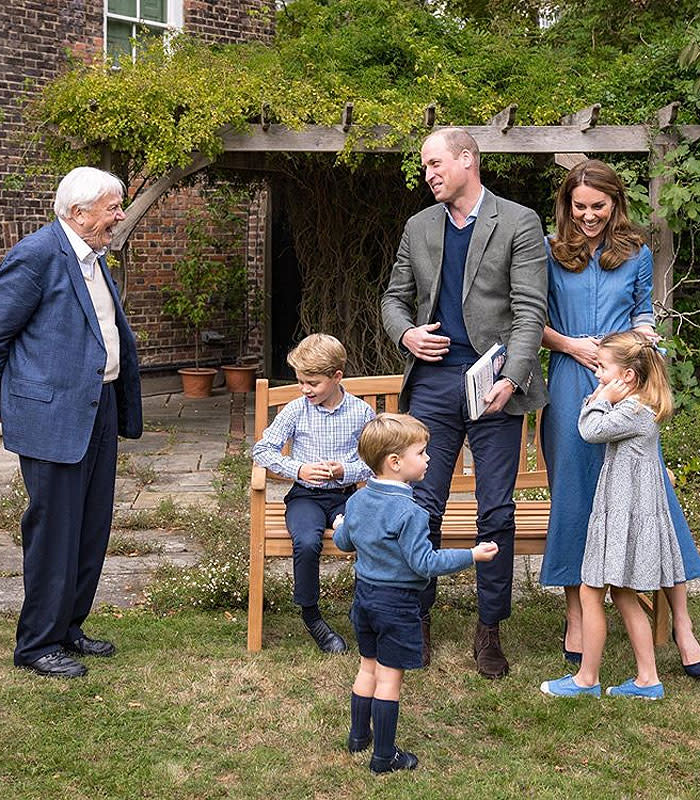 Duques de Cambridge con sus hijos y David Attenborough