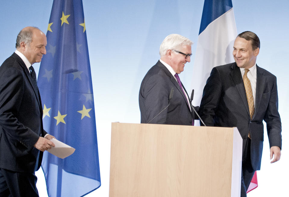 French Foreign Minister Laurent Fabius, German Foreign Minister Frank-Walter Steinmeier and Polish Foreign Minister Radoslaw Sikorski, from left, arrive on the podium during a press conference at the Weimar Triangle meeting in the city castle in Weimar, Germany, Tuesday, April 1, 2014. Steinmeier renewed a push for internationally backed direct talks between Russia and Ukraine as he consulted with fellow European powers Poland and France Tuesday amid what he called tentative signs of de-escalation. (AP Photo/Jens Meyer)