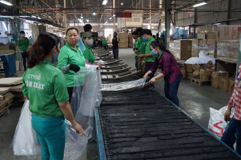 台商新日木業因中美貿易戰，將中國生產線移轉到越南平陽省。（黃琴雅攝）