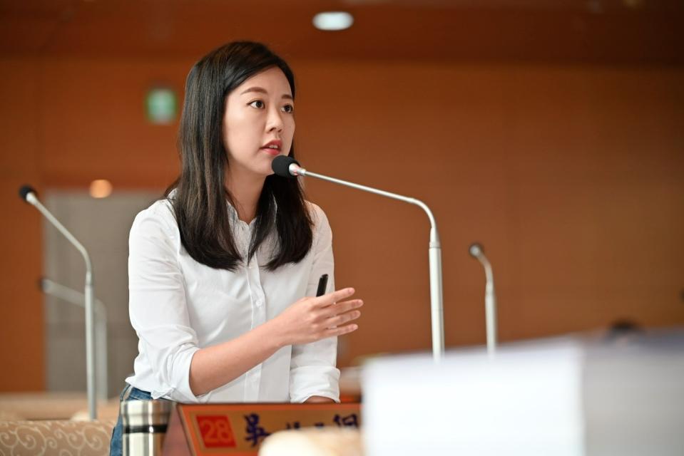 台中市議員吳佩芸質詢時痛批，中捷公司要隨車員顧人又顧車，因噎廢食。台中市議員吳佩芸提供