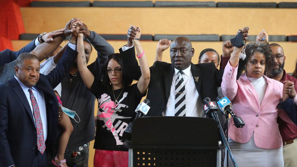 Rechtsanwalt Ben Crump (r), gemeinsam mit Mitgliedern der Familie von Andre Hill, einschließlich Tochter Karissa Hill (Mitte links), und Schwester Shawna Barnett (r), während einer Pressekonferenz.