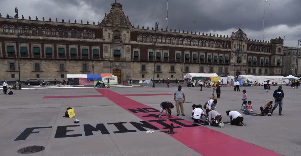 Protesta de mujeres contra feminicidios frente a Palacio Nacional