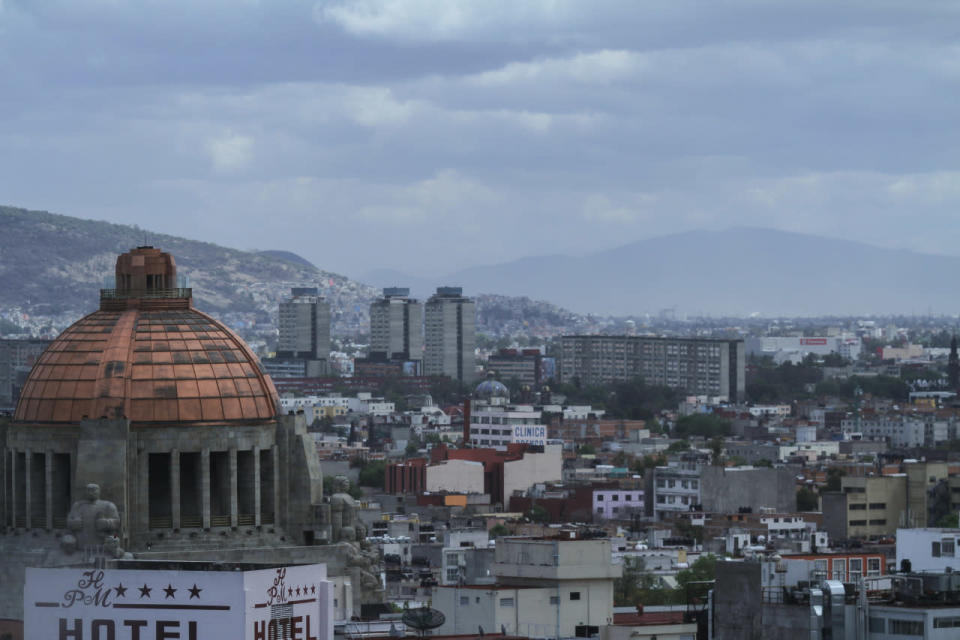 CIUDAD DE MÉXICO, 10MARZO2016.- Cielos despejados en algunas zonas de la ciudad por los fuertes vientos aunque con un clima variante, que va del sol a la lluvia, todo esto debido a la entrada del frente frío no. 44. FOTO: ADOLFO VLADIMIR /CUARTOSCURO.COM