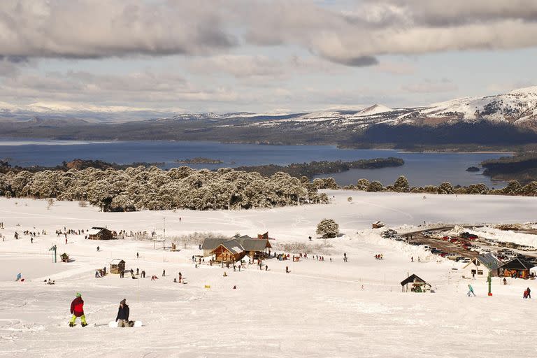 Desde el Batea Mahuida se ven el lago Aluminé y la península sobre la que se conformó Villa Pehuenia.