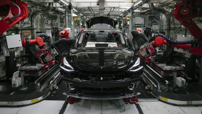 Are these Tesla bots responsible for the shoddiest build quality out there? - Photo: Mason Trinca for The Washington Post (Getty Images)