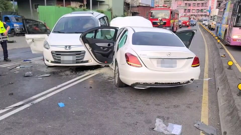 死亡車禍,台北市萬芳交流道,木柵路4段,賓士,文山第一分局,讀者提供