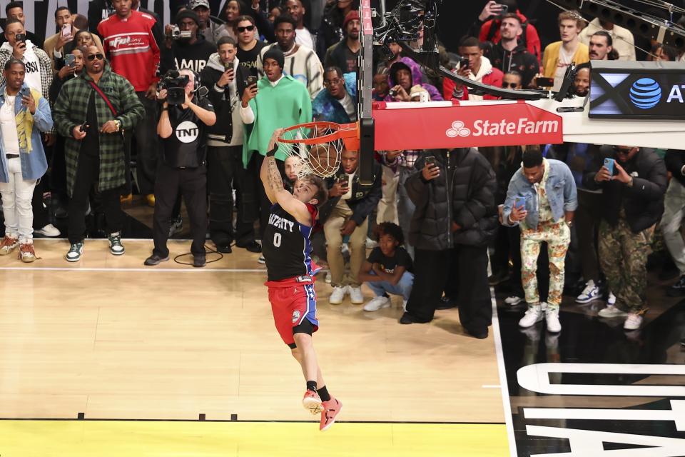 Mac McClung, de los 76ers de Filadelfia, realiza una clavada en el concurso del sábado 18 de febrero de 2023, en Salt Lake City (AP Foto/Rob Gray)