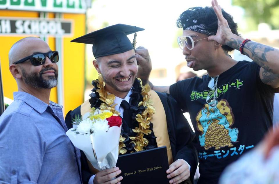 Kenny Rodríguez (centro), graduado de Edison High, fue uno de los 103 estudiantes de último año de las 11 escuelas preparatorias del Distrito Escolar Unificado de Fresno que participaron en la ceremonia de graduación de verano celebrada en el Audra McDonald Theater de Roosevelt High School, el viernes 14 de julio.