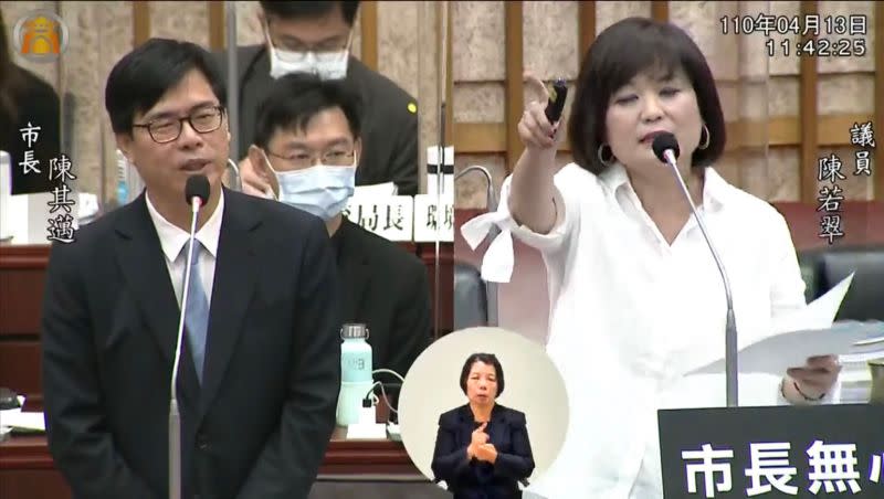 ▲國民黨議員今天在質詢時拿台鐵太魯閣號出軌案情境，來模擬「如果高雄輕軌發生出軌，市長要不要下台，市議員林智鴻籲議員理性問政，勿傷害高雄市民。（圖／高市議會提供）