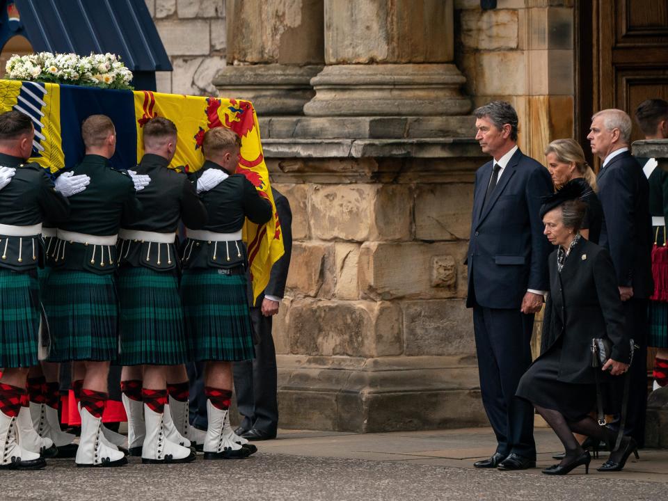 princess anne curtsy queen coffin