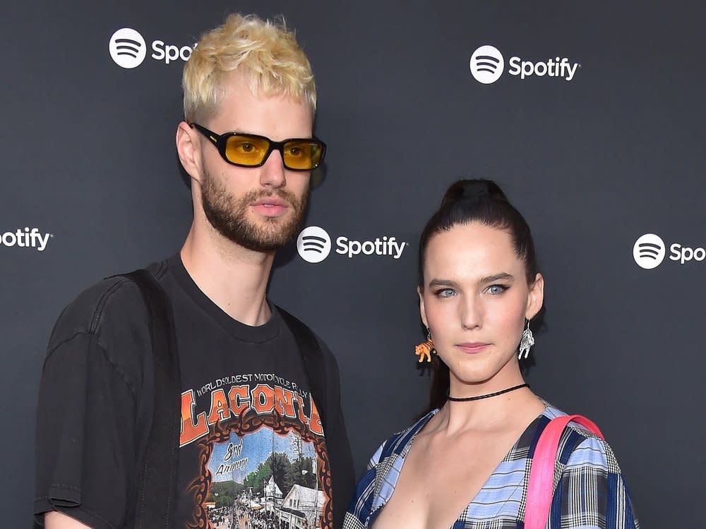 Sofi Tukker, bestehend aus Tucker Halpern und Sophie Hawley-Weld werden im Juli nicht in Europa auftreten. Grund ist eine Infektion des Musikers. (Bild: DFree/Shutterstock.com)