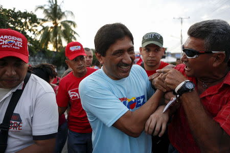 Deputy candidate for the National Assembly for Venezuela's United Socialist Party (PSUV), Argenis Chavez (C), greets supporters during a campaign rally for the upcoming parliamentary elections, in Barinas, November 18, 2015. REUTERS/Marco Bello.