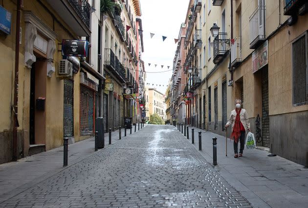 Una mujer pasea por Lavapiés (Madrid). (Photo: Jesus Hellin/Europa Press via Getty Images)