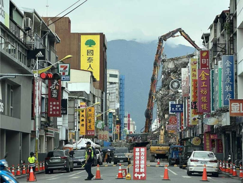 花蓮市富凱大飯店拆除順利，預定5月5日拆完，恢復周邊部分道路。（圖／中國時報王志偉攝）
