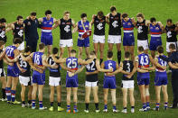 The Bulldogs and Carlton take a moment to pay tribute to Phil Walsh.