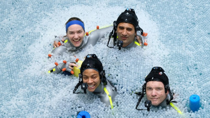 Kate Winslet, Zoe Saldana, Cliff Curtis and Sam Worthington take a break from filming 'Avatar 2'. (Credit: Twitter)