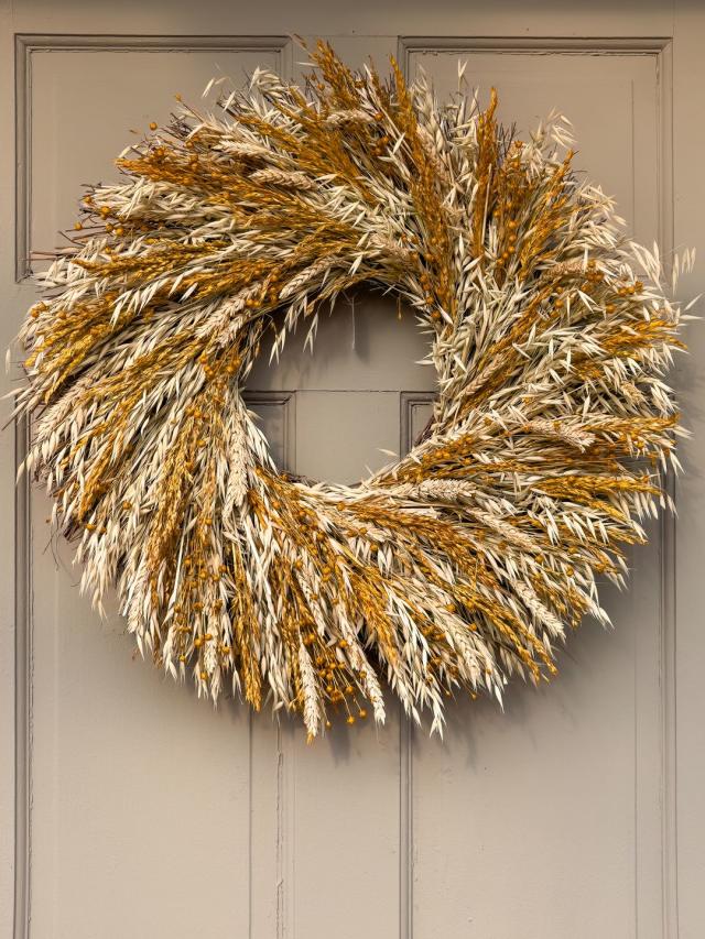 20 Fall Door Decorations That Are Anything but Cheesy