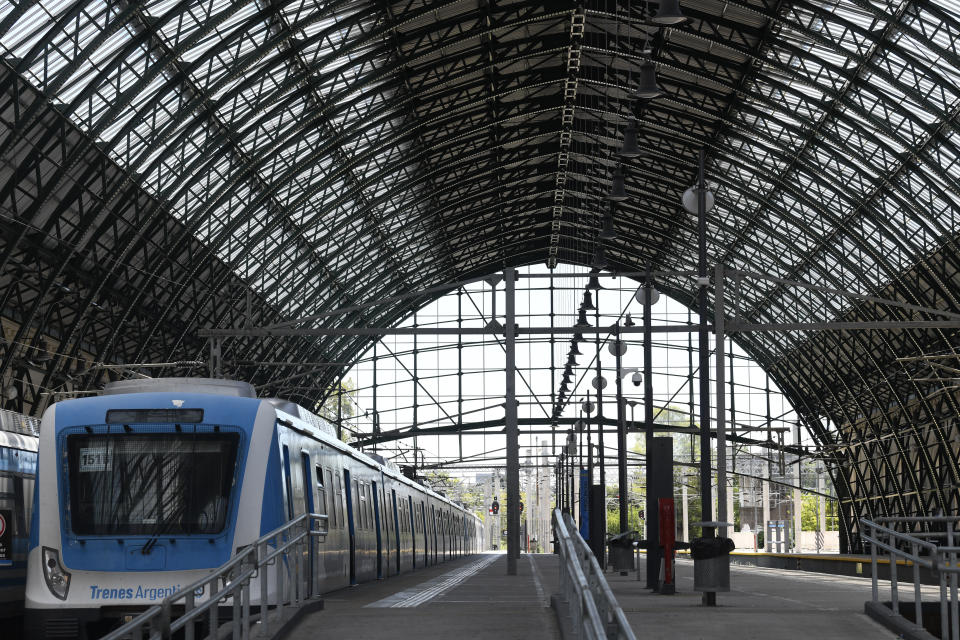 La estación de tren de La Plata está vacía durante una huelga nacional de trenes en La Plata, Argentina, el miércoles 21 de febrero de 2024. (AP Foto/Gustavo Garello)