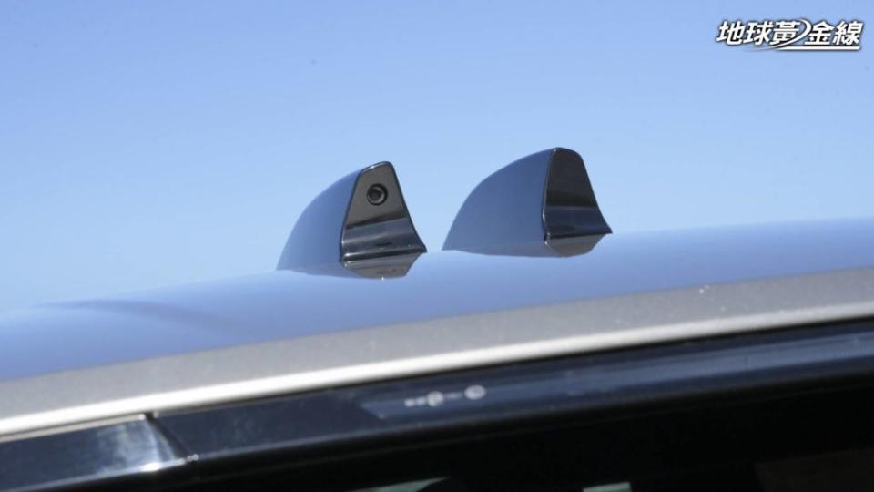 為免SOTA訊號與其他傳輸訊號互相干擾，新Range Rover在車頂尾端直接設置兩個鯊魚鰭天線，各司其職。(攝影/ 汪廷諤)