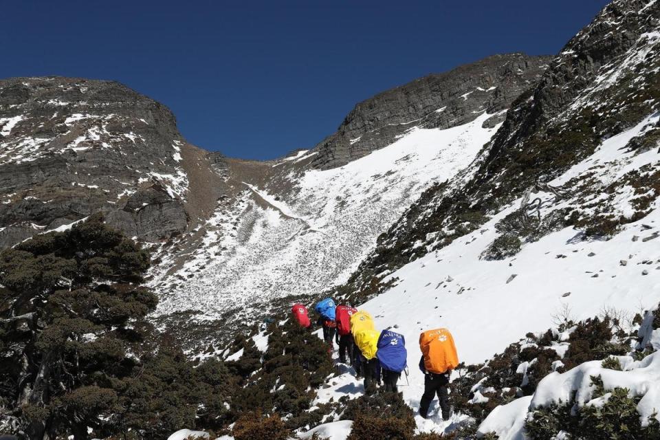 拍攝團隊翻山越嶺到3,000公尺以上高山取景。（大麥影像傳播工作室提供）