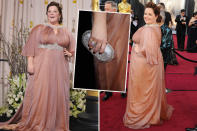 Melissa McCarthy war als Laudatorin engagiert und hatte sich, wohl vor lauter Aufregung, einen Sack über den Kopf gezogen! Jedenfalls sah ihr unvorteilhaft wallendes Marina Rinaldi-Kleid mit Glitzer-Taille genau so aus.