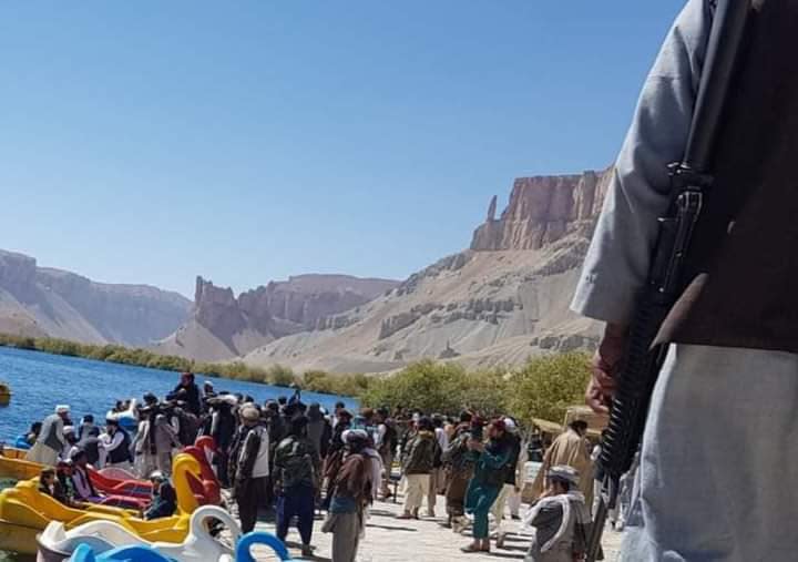 塔利班持槍爽逛阿富汗國家公園　踩「武裝天鵝船」遊湖網：開發海軍嗎？