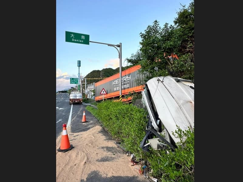 一輛貨運曳引車9日凌晨在南迴公路大鳥路段，失控撞向山壁，駕駛身體多處挫傷、骨折，送往台東馬偕醫院搶救。（圖／台東縣警察局提供）