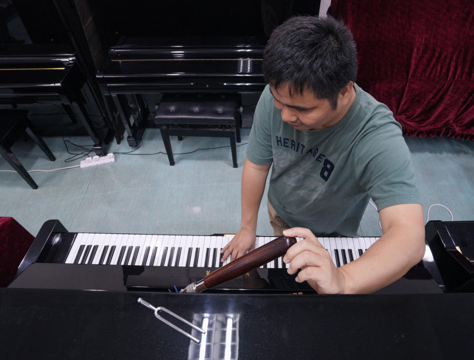 熱愛音樂的阿智得知香港盲人輔導會有視障人士調音師課程後相當興奮，希望可以成為調音師。
