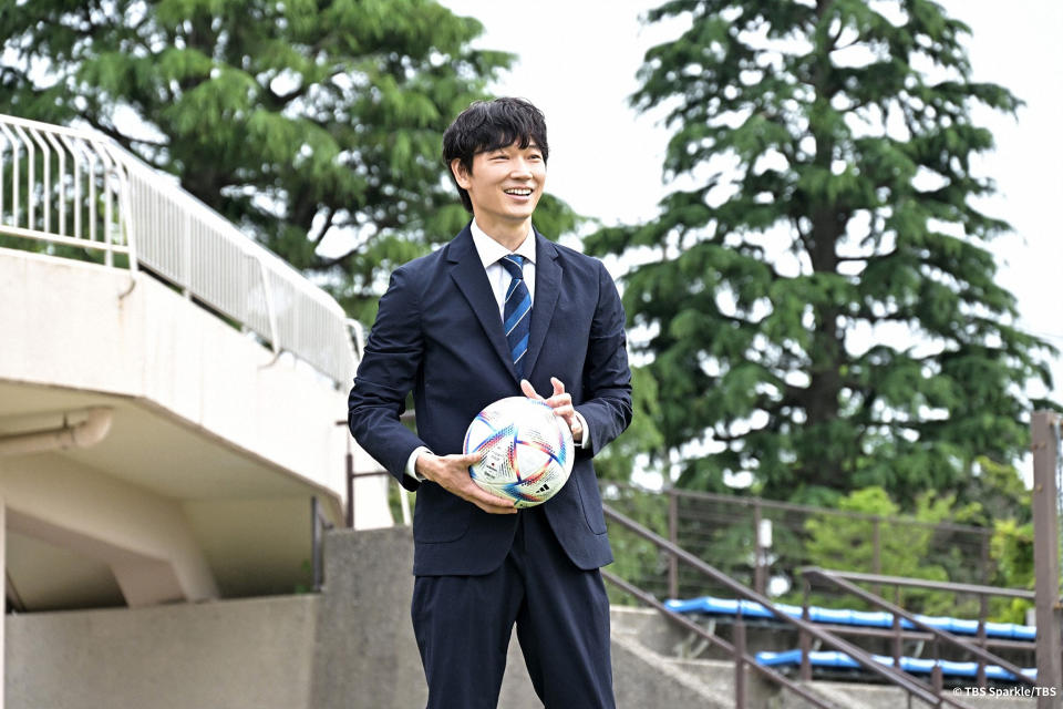 演技派性格男星綾野剛為新戲《老菜鳥》苦練足球。 圖／friDay影音、摘自官方推特 
