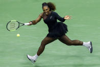 <p>La prouesse vestimentaire de Serena a fait la une des journaux, cet été, alors qu’on avait interdit à la joueuse de tennis de porter une combinaison à Roland-Garros – et alors qu’elle la portait pour raisons médicales. La jeune maman a répondu d’une façon extraordinaire : elle a troqué la combinaison contre un tutu, créé par le fondateur de Off-White, lors de l’US Open. <em>[Photo : Getty]</em> </p>