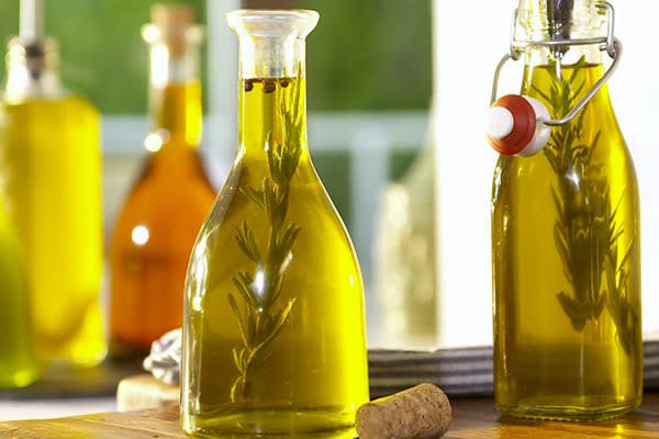 A bottle of rosemary-flavoured oil is the perfect last minute gift that will take you no time at all to make. <b>See how:</b>